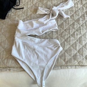 White car tularosa one piece with bow